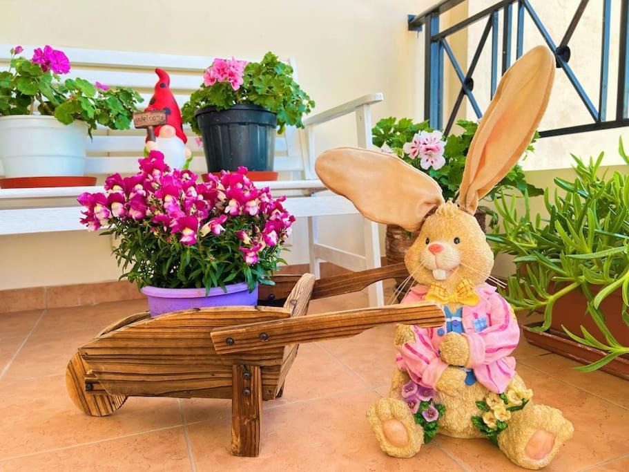 Cozy Fairytal Garden Apartment, Family Friendly, Free Parking, 15 Min To Airport 雅典 外观 照片